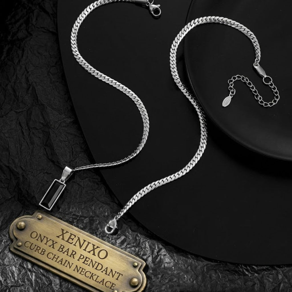 Xenixo Onyx Bar Pendant Geometric Embossed Clavicle Chain